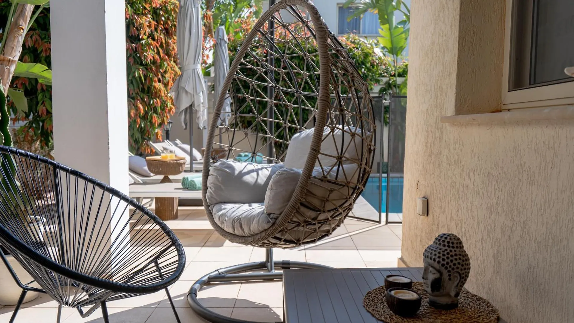Stylish & Picturesque Oasis Anthorina 2 contacts